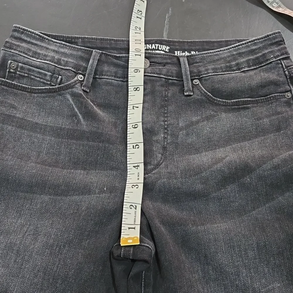 🖤5/$20🖤 SIGNATURE..LEVI STRAUSS.. High-rise, ankle, slim black jeans..